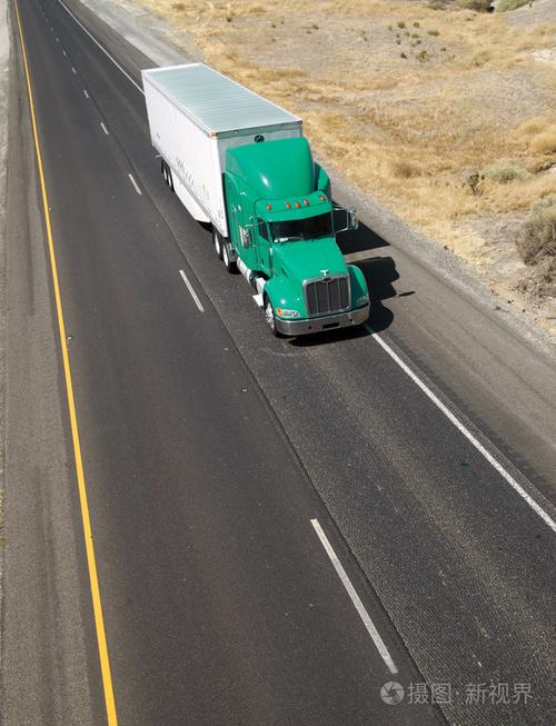 在公路运输半卡车运输货物 containier 免费